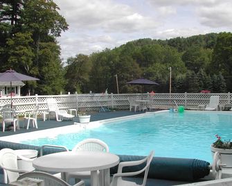 1896 House Brookside & Pondside Country Motels - Williamstown - Pool