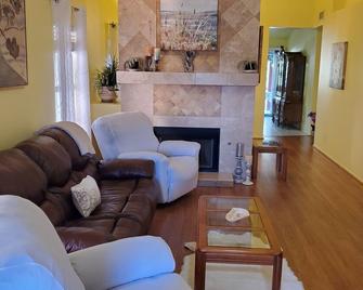 Close to : Everything. Glendale State F..\nStadium , Shopping centers , \n - Peoria - Living room