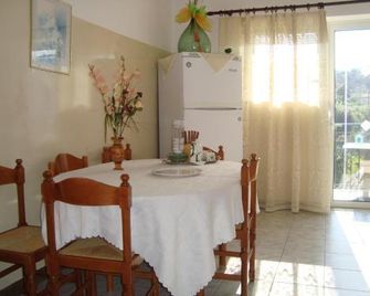 George's Apartments - Chrani - Essbereich