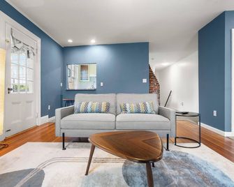 NEW 1803 Historic Apartment in Heart of Salem•Steps to Haunted Happenings! - Salem - Living room