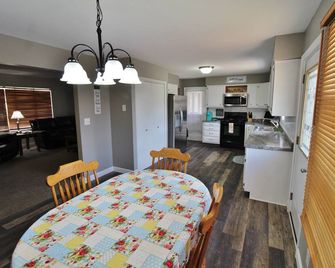 Cheerful 4-bedroom Home with Jacuzzi tub - Batavia - Restaurant