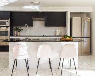 Sunny & Spacious Family Retreat - Prestons - Kitchen