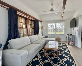 Wyndham Water Views - Hamilton - Living room