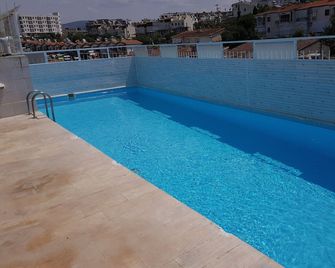 Ozgun Apart Hotel - Kusadasi - Uima-allas