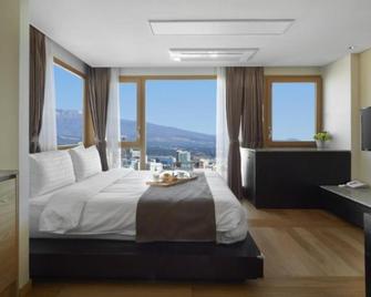 Shinshin Hotel Jeju Ocean - סאוגוויפו - חדר שינה