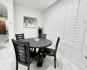 Desert Dream Oasis & Retreat - Tolleson - Dining room