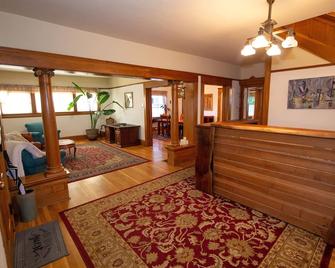 Gorgeous remodeled historic home in downtown Corvallis. 7 min walk to OSU! - Corvallis - Front desk