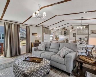Blue Heron Cabin Waterfront With Canoes - Karnack - Living room