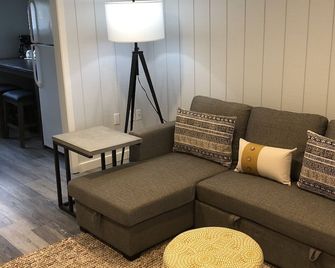 Livy's Landing Unit 1 - Sitka - Obývací pokoj