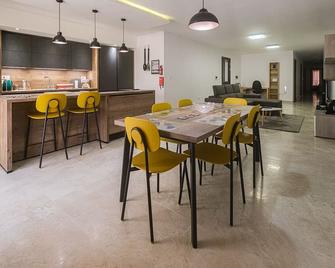 Modern 3 bedroom Apartment in Luqa (Sleeps 6) - Luqa - Restaurant