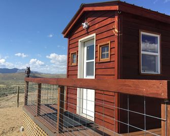 Secluded Off Grid Emet Springs Cabin Under the Stars of Big Sky Country! - Twin Bridges - Building