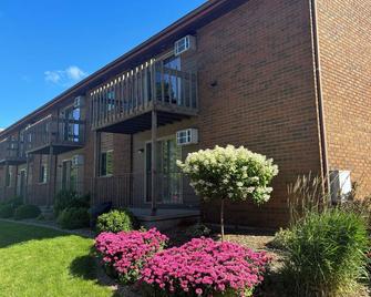 Furnished executive apartments at an affordable price, perfect downtown location - Neenah - Building