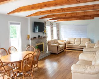 Charming Farmhouse With Open Space - Caledon - Living room