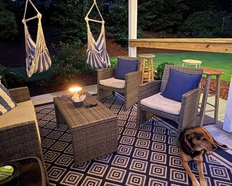 Stylish 1-bedroom private entrance to basement apt with pool access - Dallas - Patio