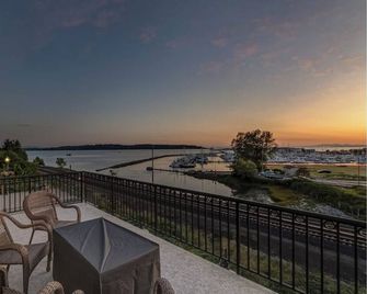 “Inn on the Harbor” Stunning sunsets, centrally located, cozy getaway! - Blaine - Balcony