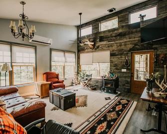 Tranquil Cabin Rental in the Countryside for a Weekend Getaway in Kentucky - Mount Sterling - Living room