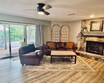 2 BR Hidden Gem with Lake Access, Pool & Hot Tub 15 Min from Lanier Islands - Flowery Branch - Living room