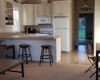 Boring Bungalow --Mt Retreat--Honeymoon Suite - Boring - Kitchen