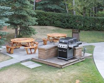 Harmony Heights - Two Level Townhouse - Hot Tub & Fire Pit - Harvie Heights - Patio