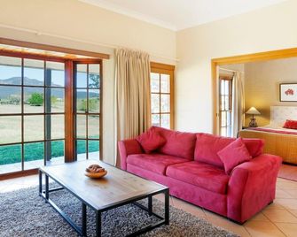 Berenbell Vineyard Retreat - Pokolbin - Living room