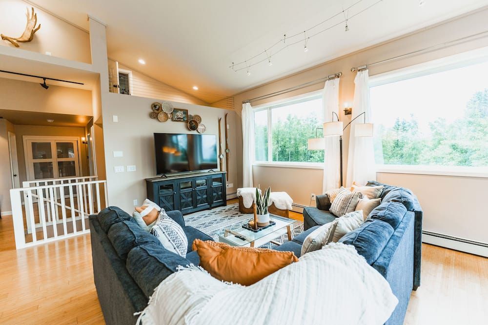 Hot tub! Retreat for large or small groups. Sleeps 16! View Auoras and Denali! - Eagle River - Sala de estar