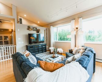 Hot tub! Retreat for large or small groups. Sleeps 16! View Auoras and Denali! - Eagle River - Pokój dzienny