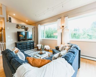 Hot tub! Retreat for large or small groups. Sleeps 16! View Auoras and Denali! - Eagle River - Sala de estar