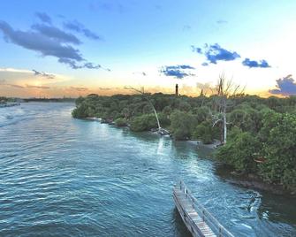Coastal Village Retreat - Tequesta