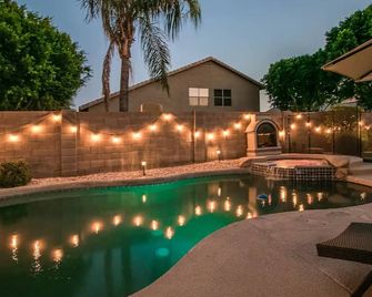 Massive 5 Bdrm Getaway W/pool, Hot Tub, Game Room! - Gilbert - Piscine