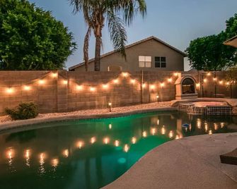 Massive 5 Bdrm Getaway W/pool, Hot Tub, Game Room! - Gilbert - Zwembad