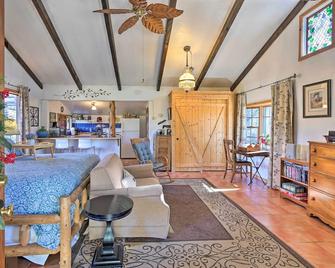 Cozy Story Book Barn Cottage with Scenic View - Julian - Sala de estar