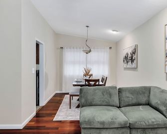 Vacation Home in Albany - Albany - Living room