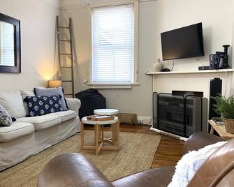 Cute Cottage On Byng - Walk To Town - Orange - Living room