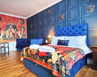 Ricky Road Guest House - Premium - Watford - Bedroom