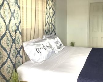 The Dollie Mae: Comfortable King Bed Suite - Nassau