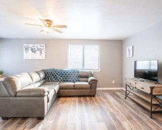 Wood Inn Cozy 2bd Over The Bridge - East Peoria - Living room