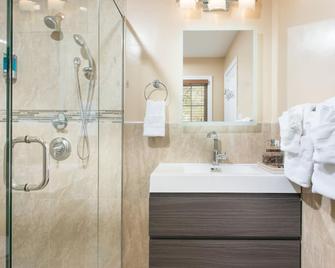 Newly renovated home, top of the line appliances. - Malden - Bathroom