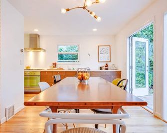 Open Layout w/ Patio! Cozy 2BR by the UW Arboretum - Seattle - Comedor