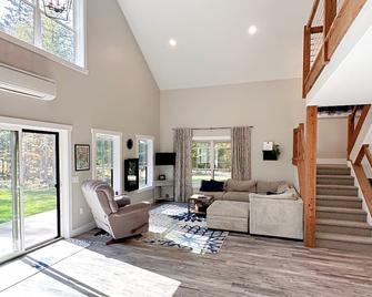 Beautiful Mountain Cabin near Jay Peak Resort! - Montgomery Center - Sala de estar