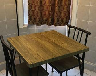 Private 1-bedroom apartment only 15 minutes to New York City Manhattan - Union City - Comedor