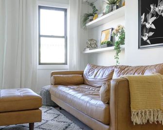 Bright & Spacious 3-Bedroom in Vibrant Bushwick! - Brooklyn - Sala de estar