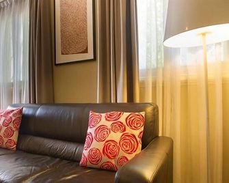 Globe Apartments - Wagga Wagga - Living room