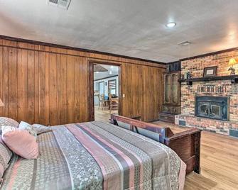 Lovely Anna Fink House with Patio and Fire Pit - Atoka - Bedroom