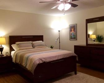 Lakefront Comfort Close to Downtown - Metairie - Bedroom