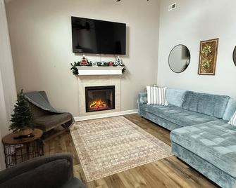 Fisher House Spacious Home in Tiny Home Village - Sedalia - Вітальня