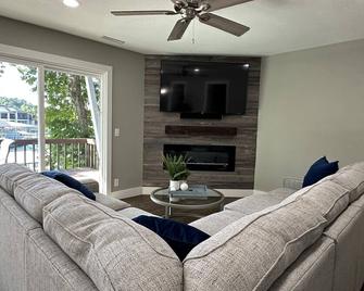 Our Cove Retreat - Perfect for Wave-Free Swimming, Tanning & Prime Location Fun! - Lake Ozark - Pokój dzienny
