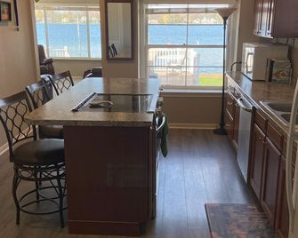 Cozy Lake House - Waterford - Dining room