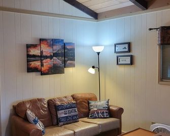 Lakefront Home! Private Dock & Boat Slip. Swim, Fish, Boat from Your Backyard! - Jamestown - Soggiorno