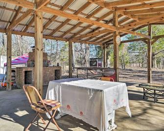 Dog-Friendly Senatobia Cottage w/ Fishing Pond! - Senatobia - Patio