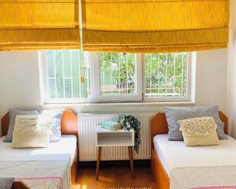 Spacious Flat-No Air Condition But Ceiling Fans -4 Rooms- Central Heating 125m2 - Denizli - Bedroom